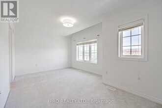 651-651 Farmstead Dr in Milton, ON - Building Photo - Building Photo