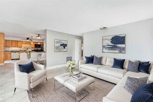 735 NE 38th St in Oakland Park, FL - Building Photo