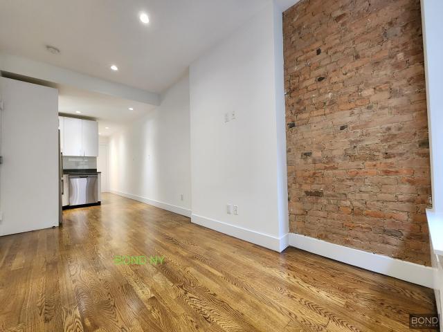 304 E 49th St in New York, NY - Building Photo