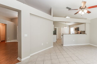 1511 Firewheel Dr in Zephyrhills, FL - Foto de edificio - Building Photo