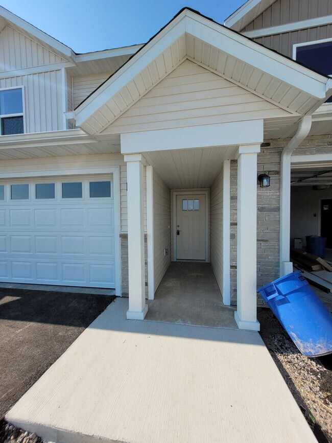 1610 Eastside Cir in Marshfield, WI - Building Photo - Building Photo