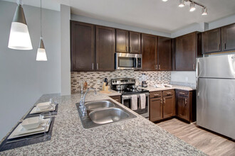 Note 16 Apartments in Nashville, TN - Foto de edificio - Building Photo