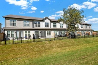 Caliza at the Loop in San Antonio, TX - Building Photo - Building Photo