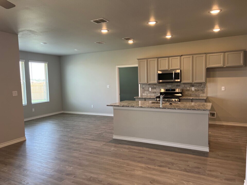 7012 20th St in Lubbock, TX - Building Photo