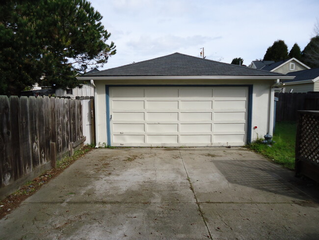 1251 Eighth St in Monterey, CA - Building Photo - Building Photo