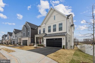 22980 Running Whisper Ct in Ashburn, VA - Foto de edificio - Building Photo