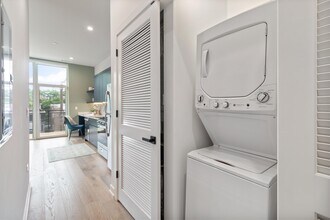 4513 N Clark St, Unit 306 in Chicago, IL - Building Photo - Building Photo