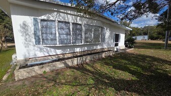 7030 Garside Dr in Zephyrhills, FL - Building Photo