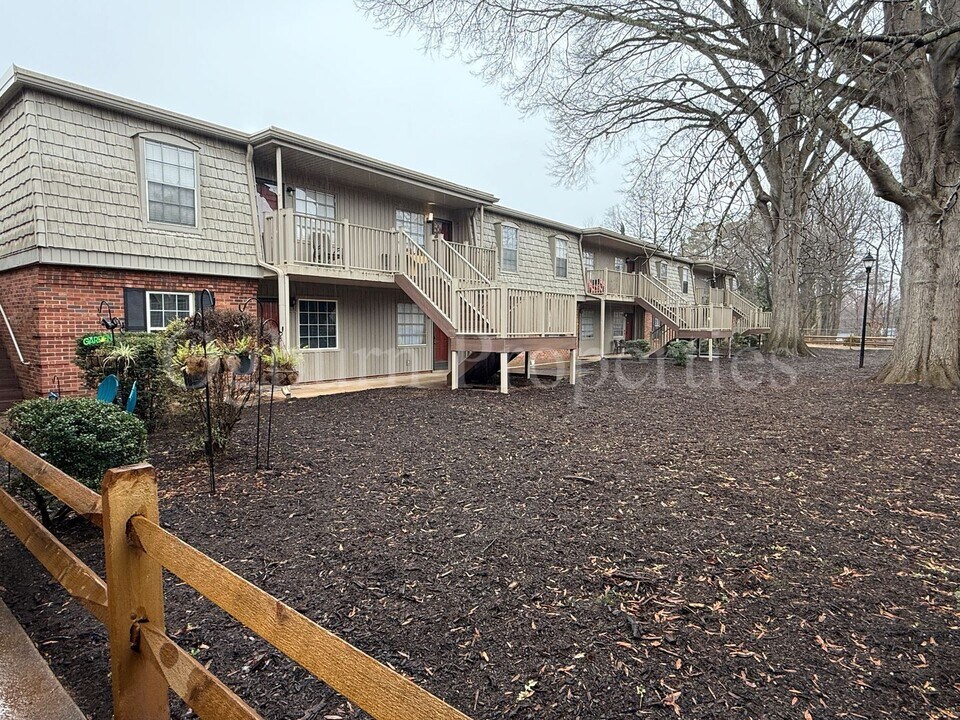 3824 Country Club Rd in Winston-Salem, NC - Building Photo
