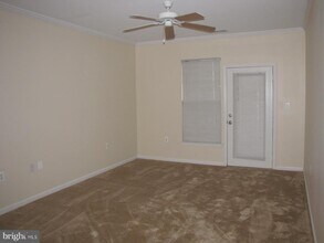 5117 Travis Edward Way in Centreville, VA - Foto de edificio - Building Photo