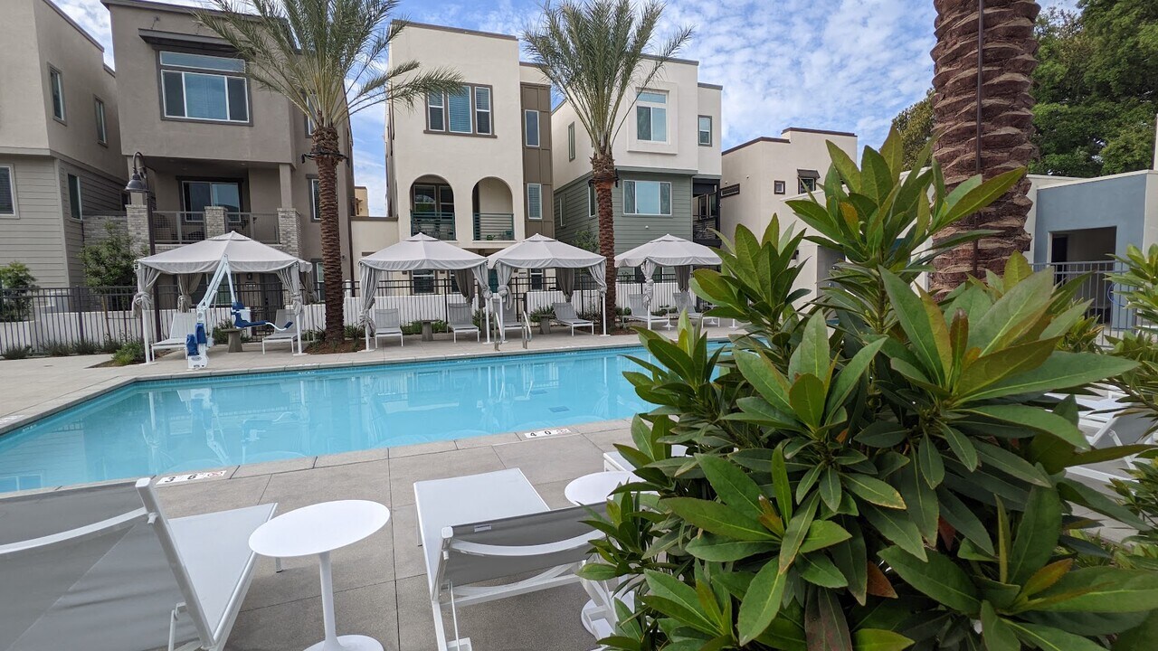 577 Daniel Freeman Cir in Inglewood, CA - Building Photo