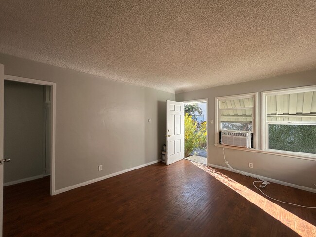 14210 Sylvan St in Los Angeles, CA - Building Photo - Building Photo