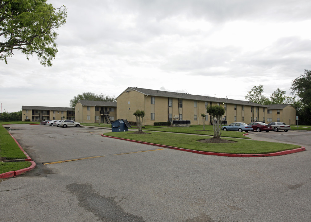 Summit at Independent Missionary in Hitchcock, TX - Building Photo