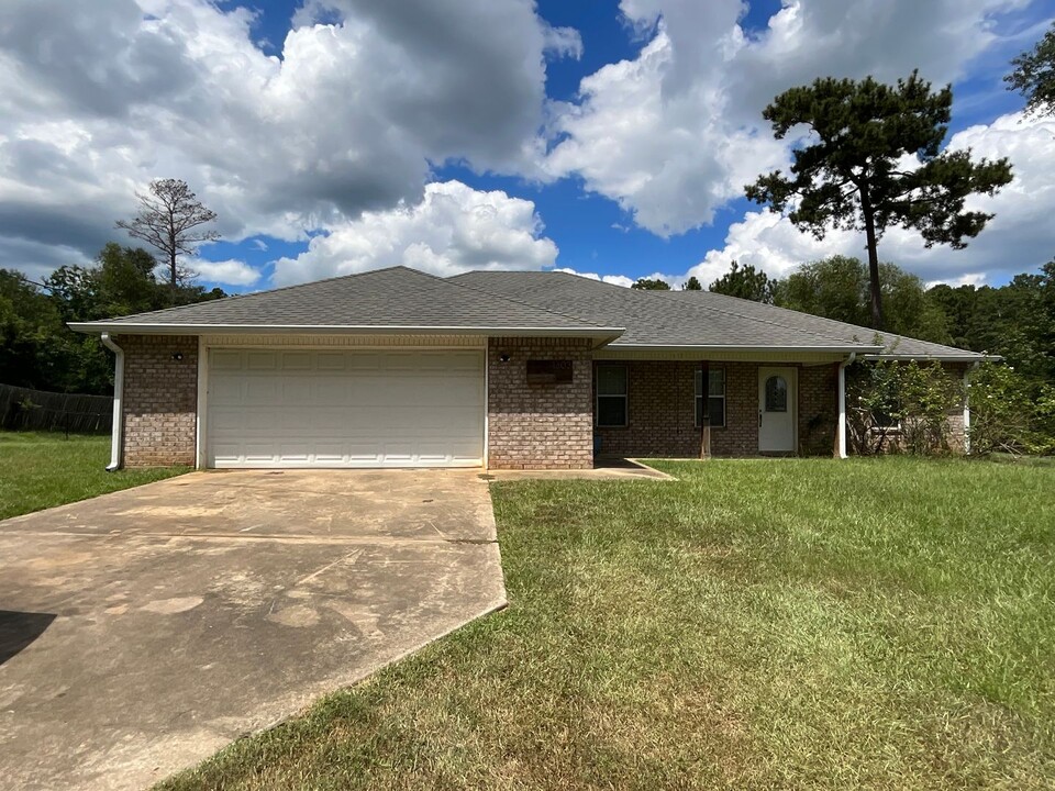 1303 Jean Chapel Rd in Leesville, LA - Building Photo