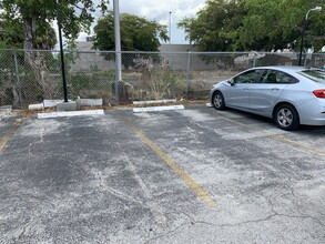 1335 W 68th St, Unit 102 in Hialeah, FL - Building Photo - Building Photo