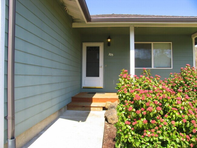 205 NE Blair St in Sheridan, OR - Foto de edificio - Building Photo