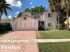 5784 Strawberry Lakes Cir in Greenacres, FL - Building Photo