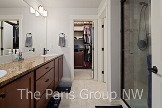 927 4th Ave NE in Issaquah, WA - Building Photo - Building Photo