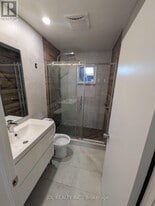 345 Centre St E in Richmond Hill, ON - Building Photo