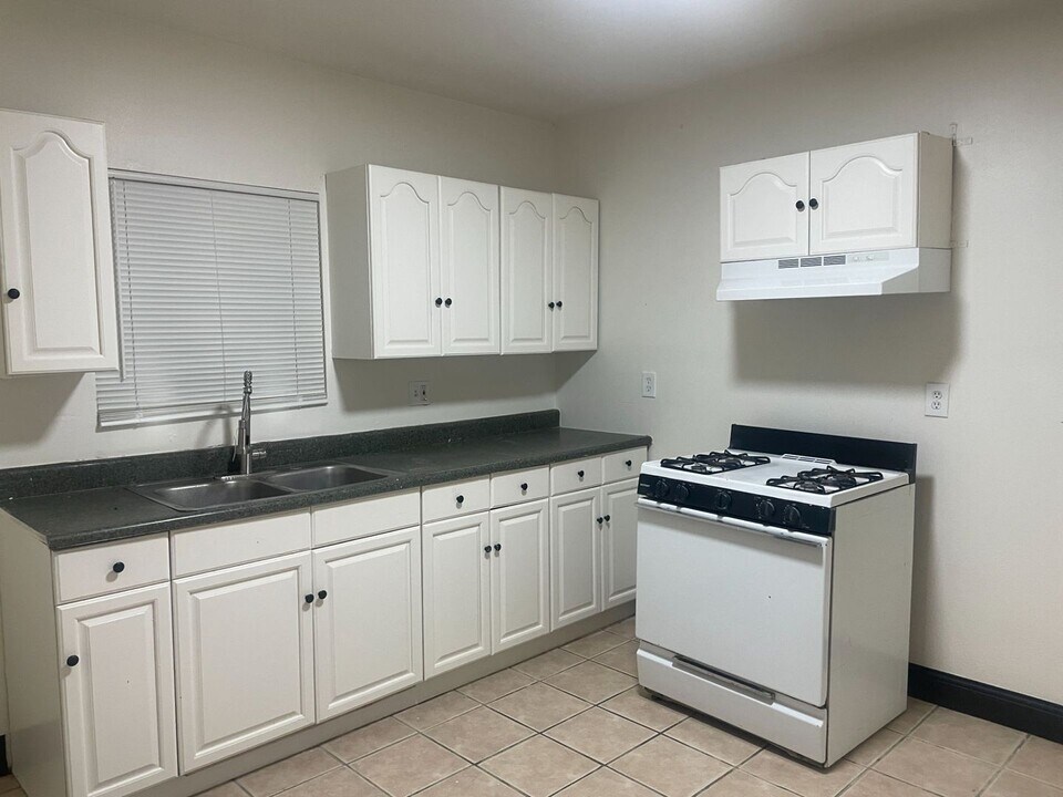 2740 Center St in Bakersfield, CA - Building Photo