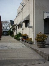 731-733 1/2 N Cahuenga Blvd in Los Angeles, CA - Building Photo - Building Photo