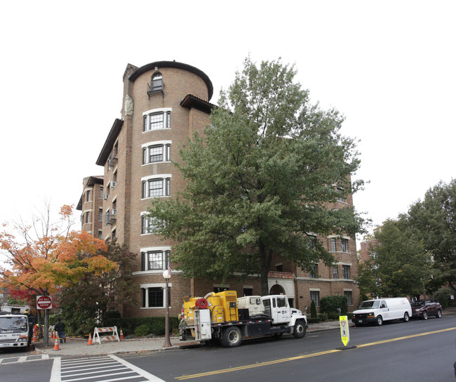 132 Pondfield Rd in Bronxville, NY - Foto de edificio - Building Photo