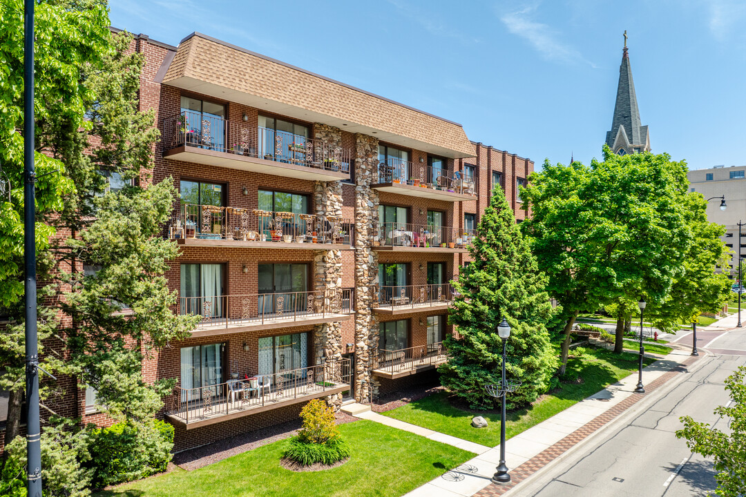 Oakton Terrace in Skokie, IL - Building Photo