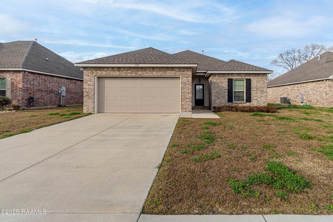 102 Alpine Meadows Ln in Lafayette, LA - Building Photo