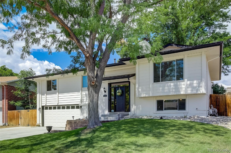 2221 S Arbutus Ct in Lakewood, CO - Building Photo