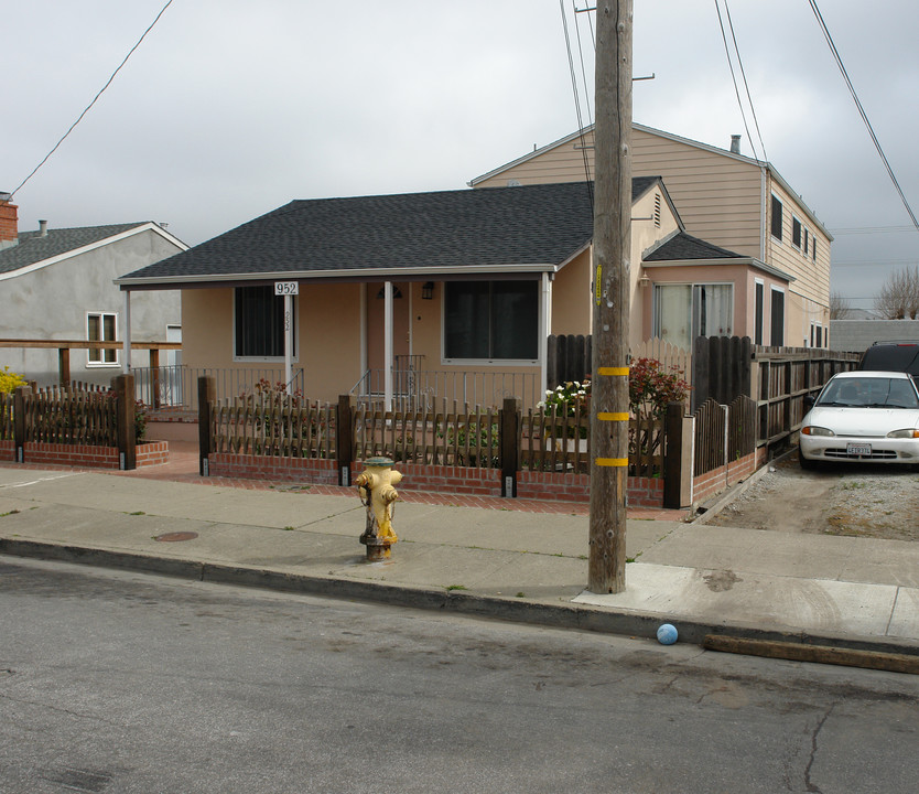 952 Easton Ave in San Bruno, CA - Building Photo