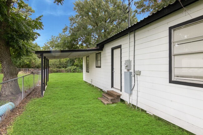 406 Bardash St in Cleveland, TX - Building Photo - Building Photo