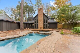 6 Thornhedge Ct in Spring, TX - Foto de edificio - Building Photo