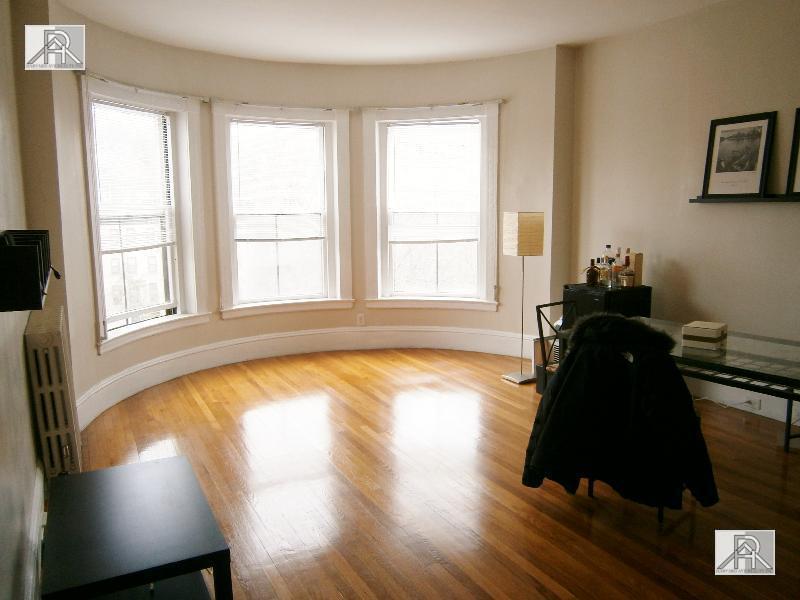 1476 Beacon St in Brookline, MA - Building Photo
