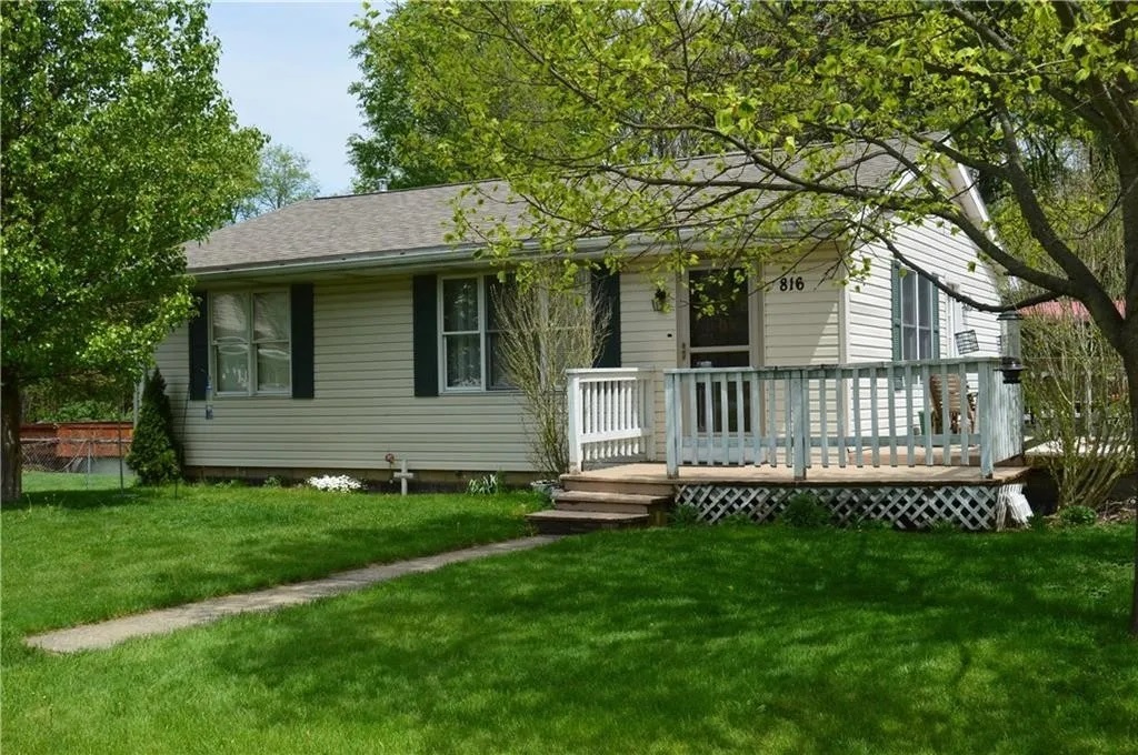 816 14th Ave, Unit Front House in Beaver Falls, PA - Building Photo