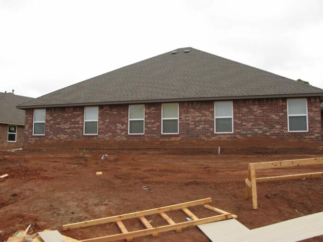 11608 Surrey Villas Ct in Yukon, OK - Foto de edificio - Building Photo