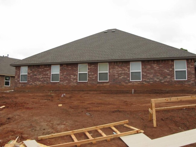 11608 Surrey Villas Ct in Yukon, OK - Building Photo - Building Photo