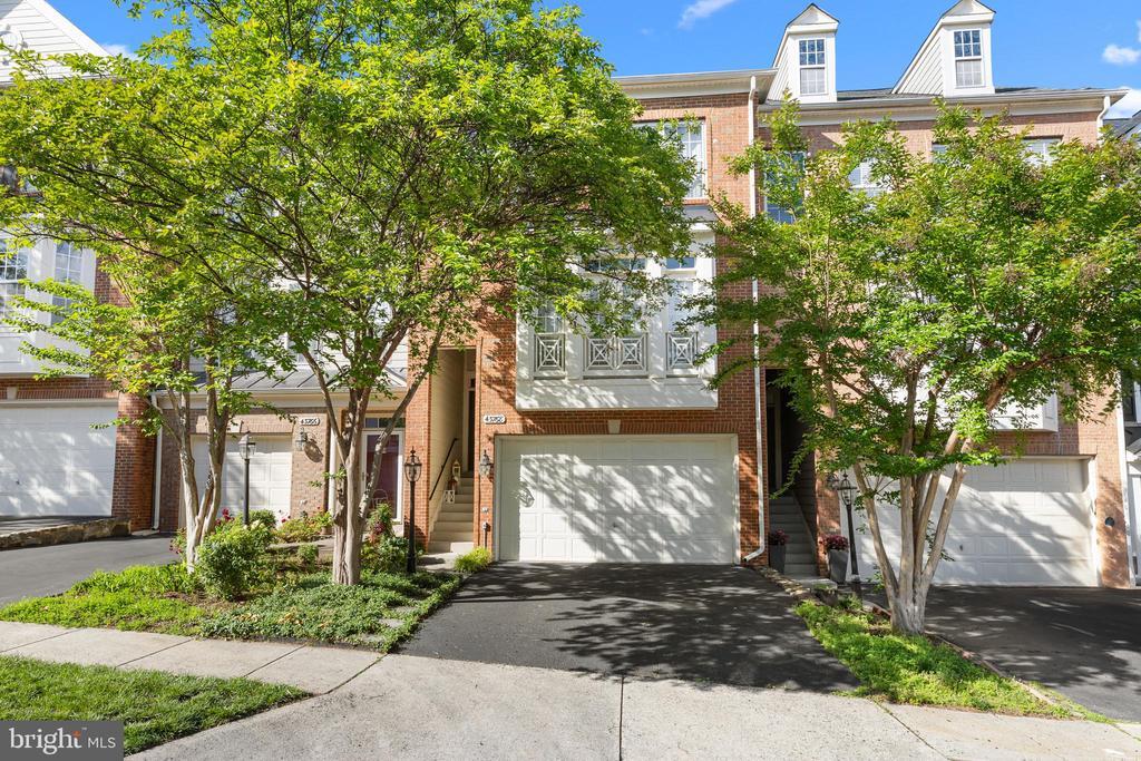 43768 Lees Mill Square in Leesburg, VA - Building Photo