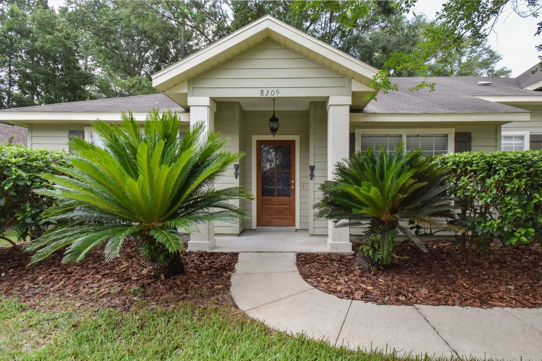 8209 SW 52 Ln in Gainesville, FL - Foto de edificio