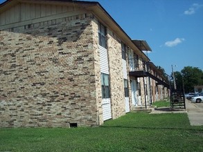 Oak Tree Apartments in Camden, AR - Building Photo - Building Photo