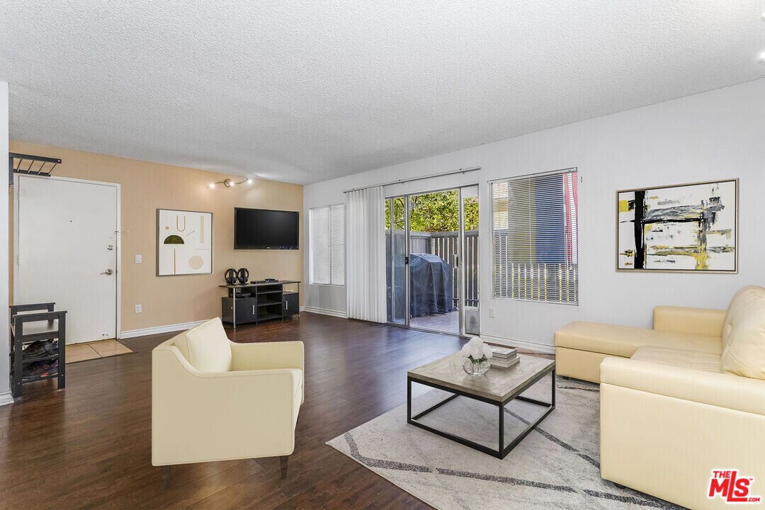 18350 Hatteras St, Unit 138 in Tarzana, CA - Building Photo