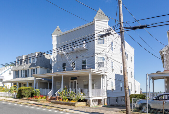 18-26 Navesink Ave in Highlands, NJ - Foto de edificio - Building Photo