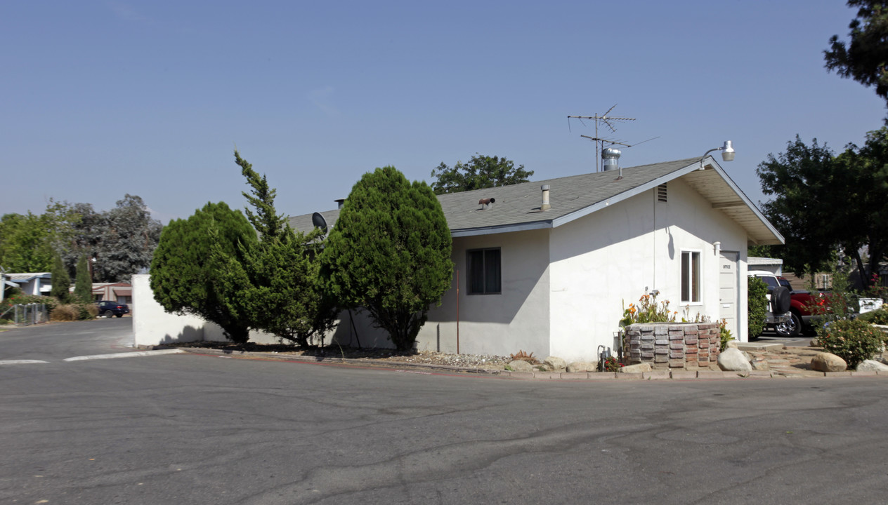 Petite Chateau Mobile Home in San Bernardino, CA - Foto de edificio