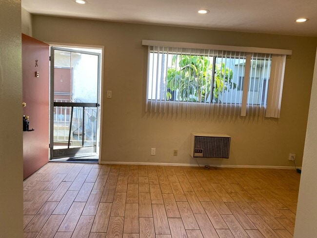 220 W Spazier Ave in Burbank, CA - Building Photo - Building Photo