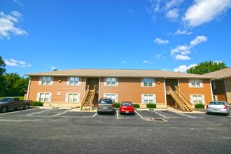 Oaks Of Dutch Hollow in Belleville, IL - Building Photo - Building Photo