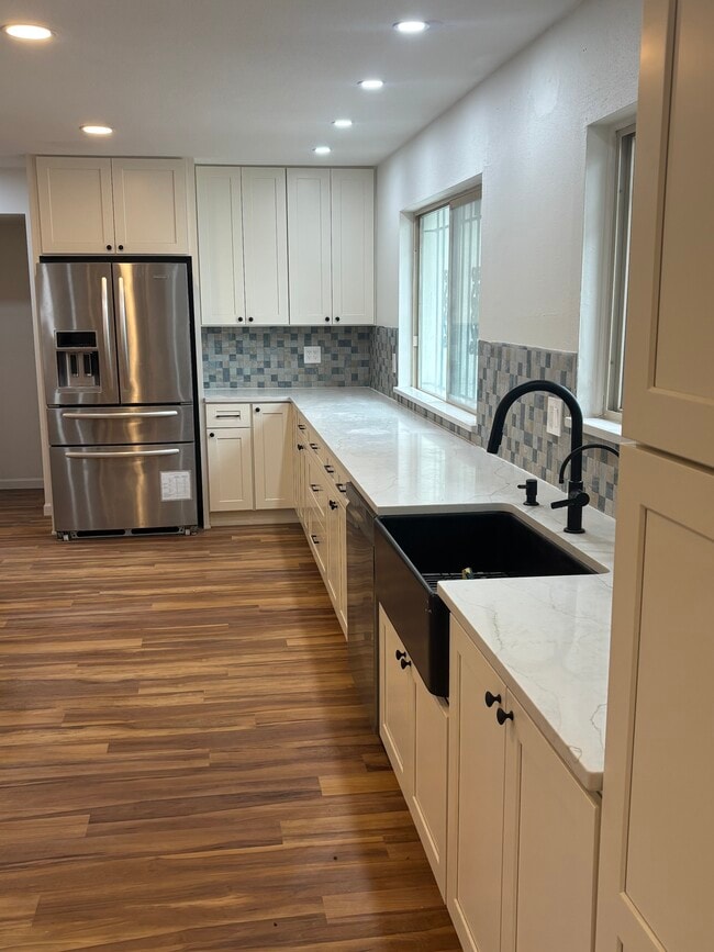 property at 10520 Sierra Bonita Ave NE