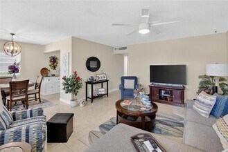 202 Bedford St, Unit C69 in Sun City Center, FL - Building Photo - Building Photo