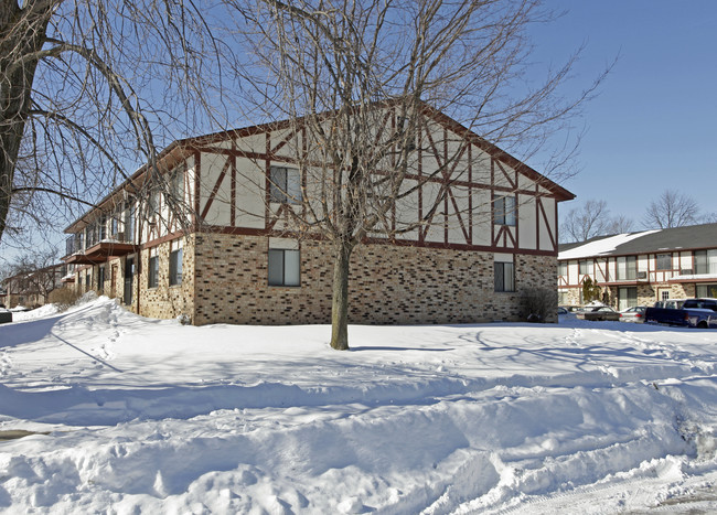 Canterbury Apartments in Kenosha, WI - Building Photo - Building Photo