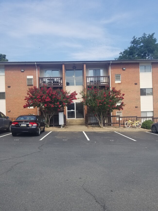 1215 Wertland St, Unit A22 in Charlottesville, VA - Foto de edificio - Building Photo