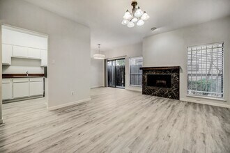 1818 Augusta Dr in Houston, TX - Building Photo - Building Photo