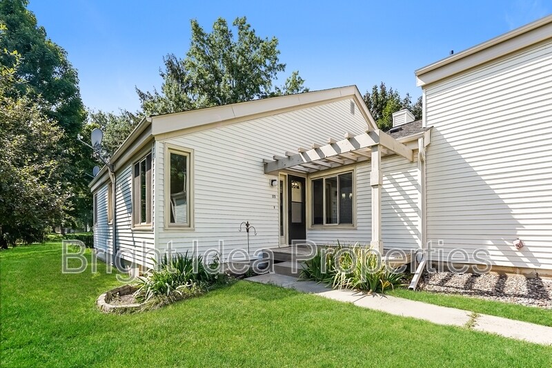 373 Elan Ct in St. Paul, MN - Building Photo